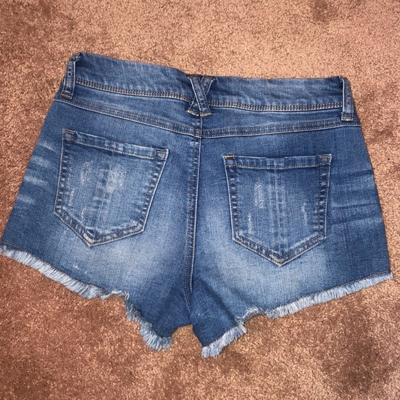 Harper from Francesca’s Mid-rise Detailed Shorts - Picture 2 of 3